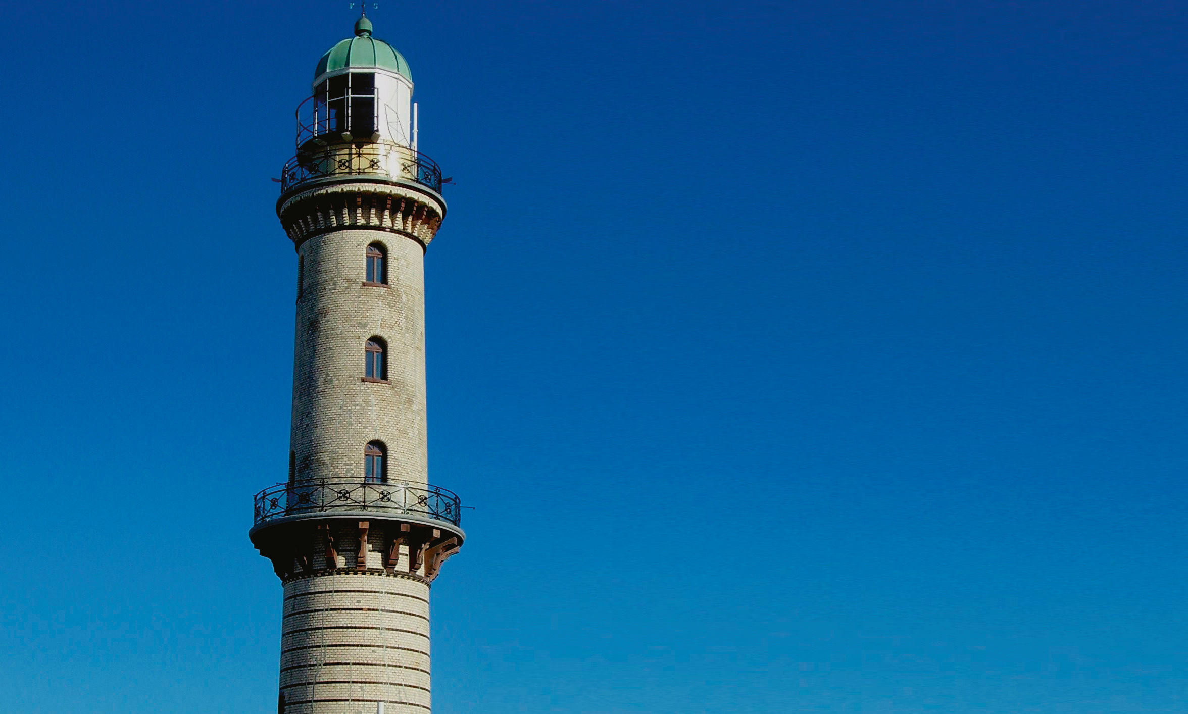 Leuchtturm vor blauem Himmel